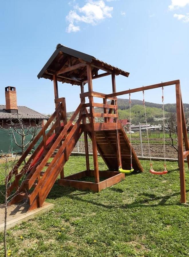 Hotel Casa Dumitru Ceraşul Exterior foto